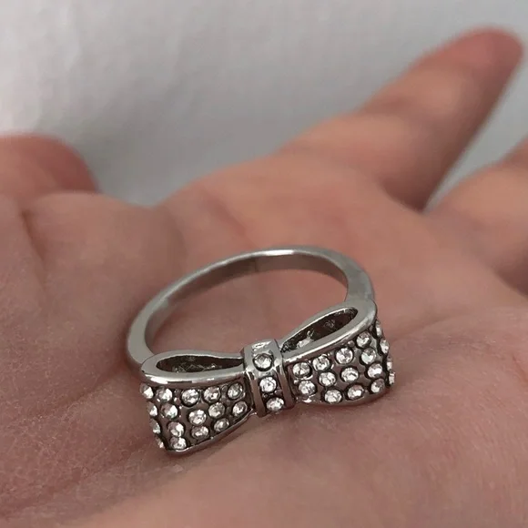 LAST ONE‼️ Silver Rhinestones Bow Diamond Ring - Picture 5 of 9